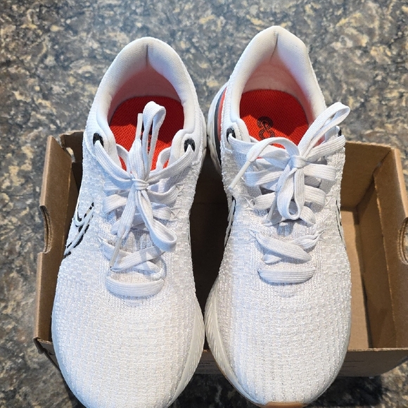 Women's Nike Sneakers 9.5 New - Picture 2 of 4